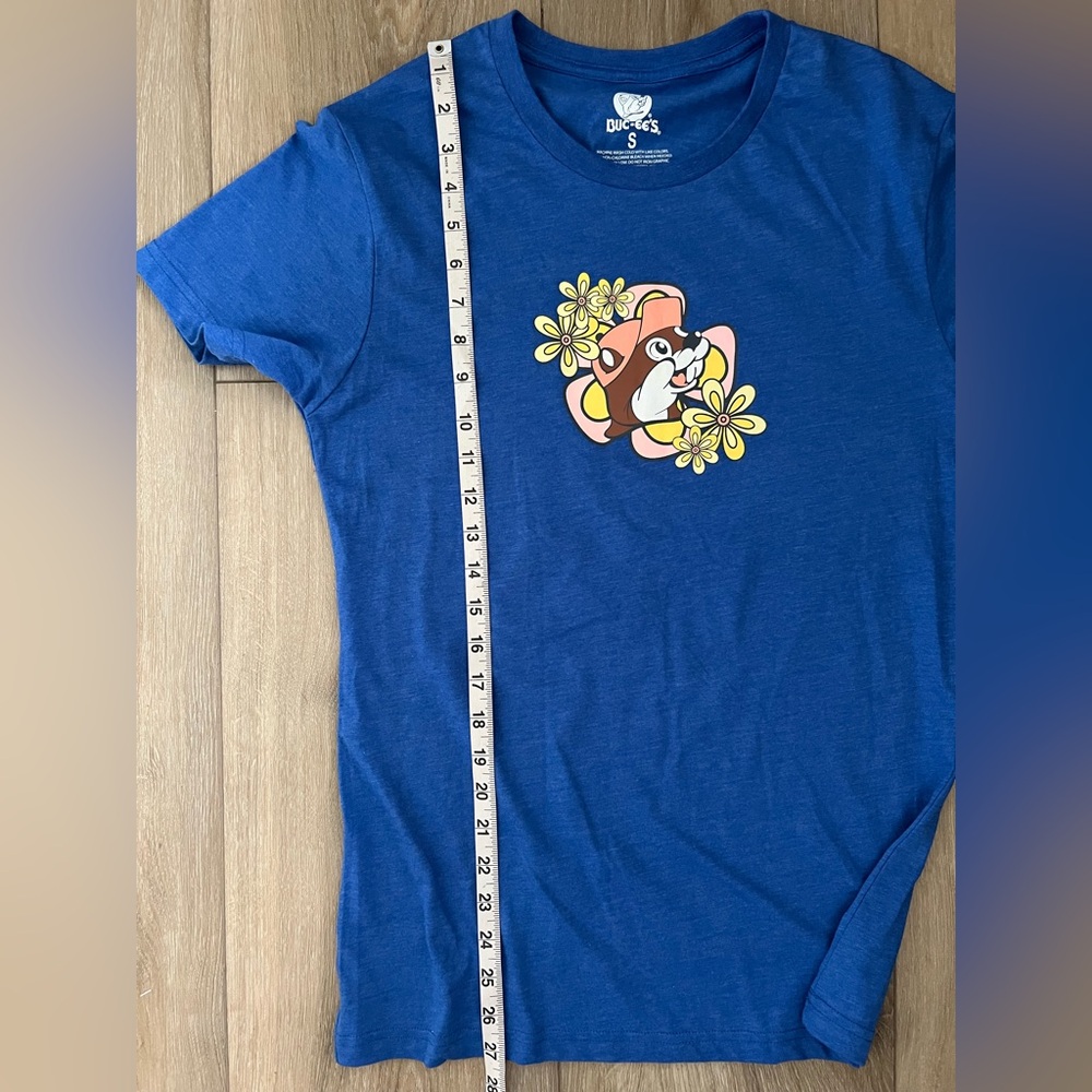 BUC-EES Just a Girl Who Loves Buc-ee’s Retro Graphic Shirt EUC - Picture 5 of 6